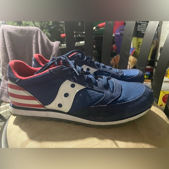 MENS SIZE 8.5 worn a handful or less. - Picture 3 of 9